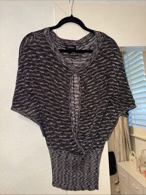 bebe Black and Gray Keyhole Short Sleeve Crop Top